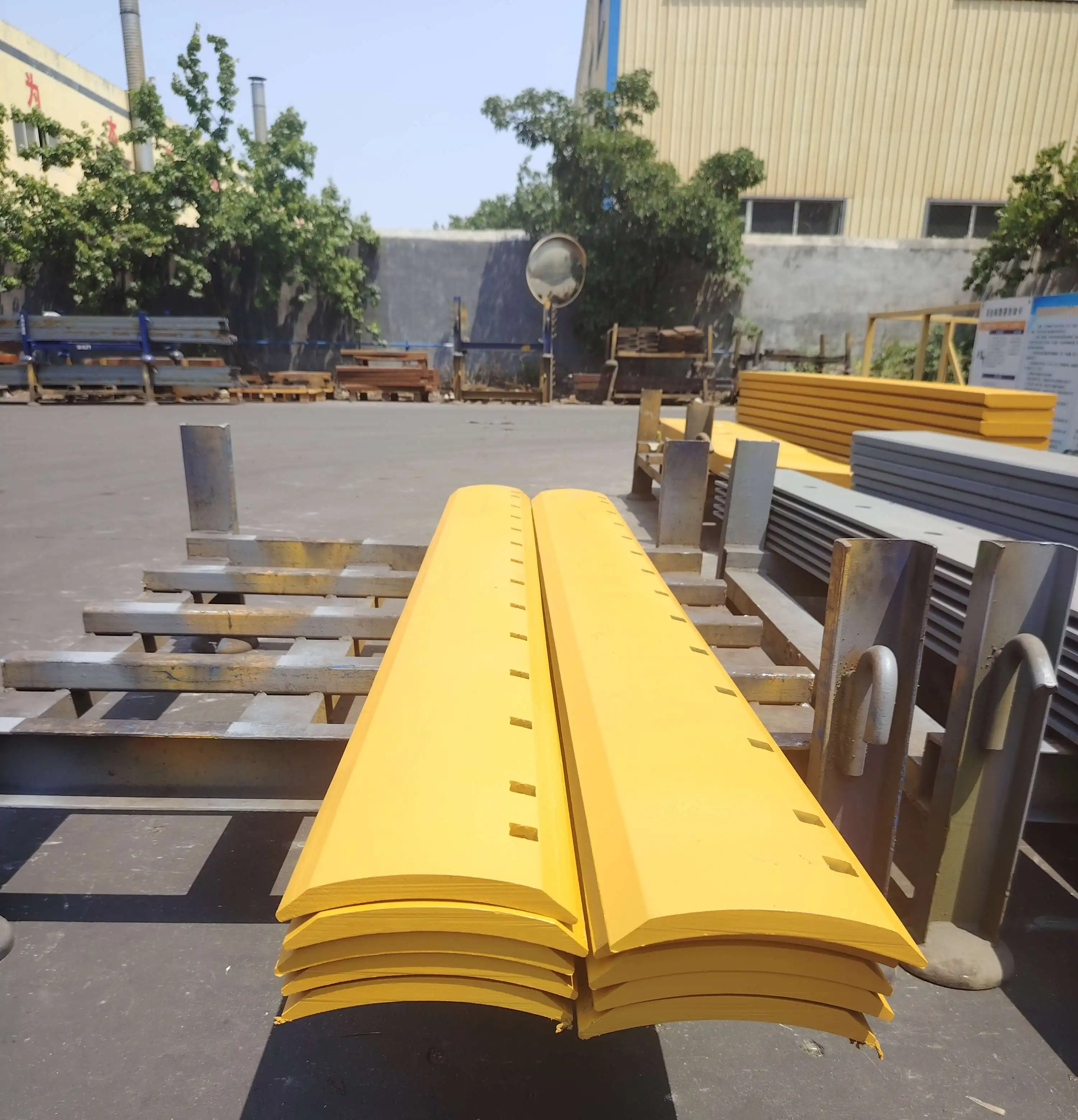 Which equipment models are compatible with the 5D9554 blade?